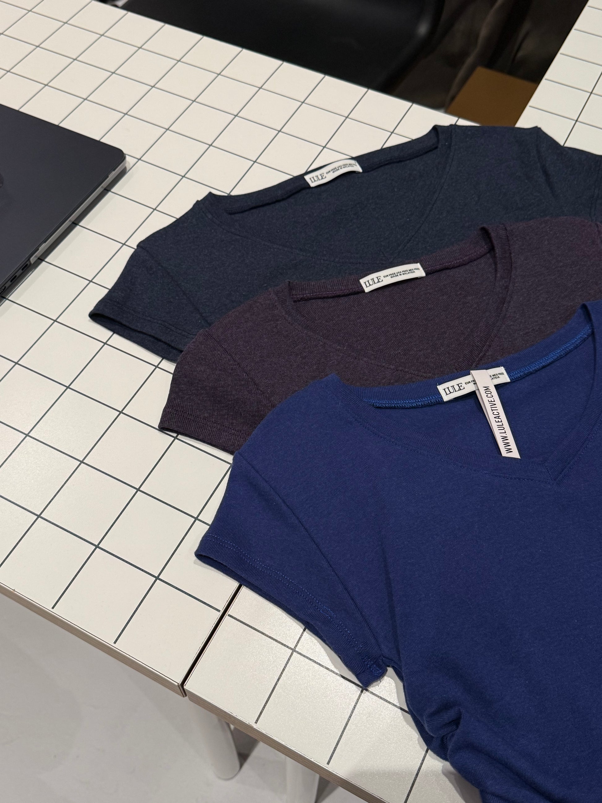 LULE SlimCurve V-neck Basic Tee 2.0 * LAST BATCH